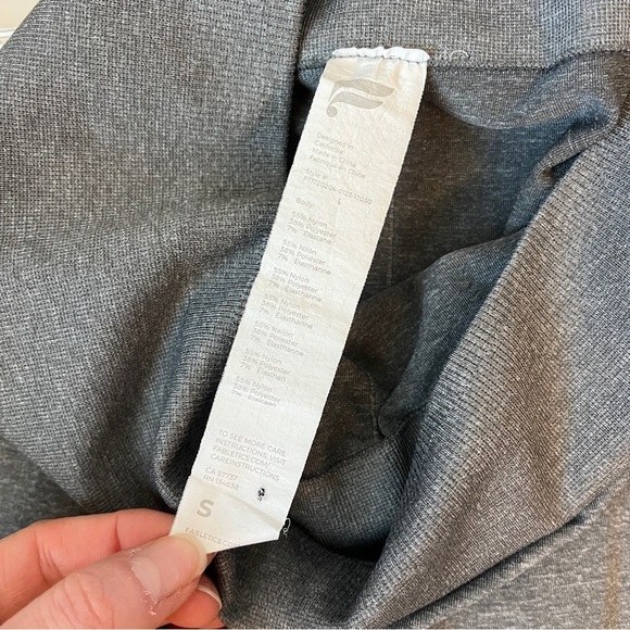 🏷️ 2/$20 Fabletics Seamless Leggings Grey Heather Perforated Leggings - Picture 10 of 10